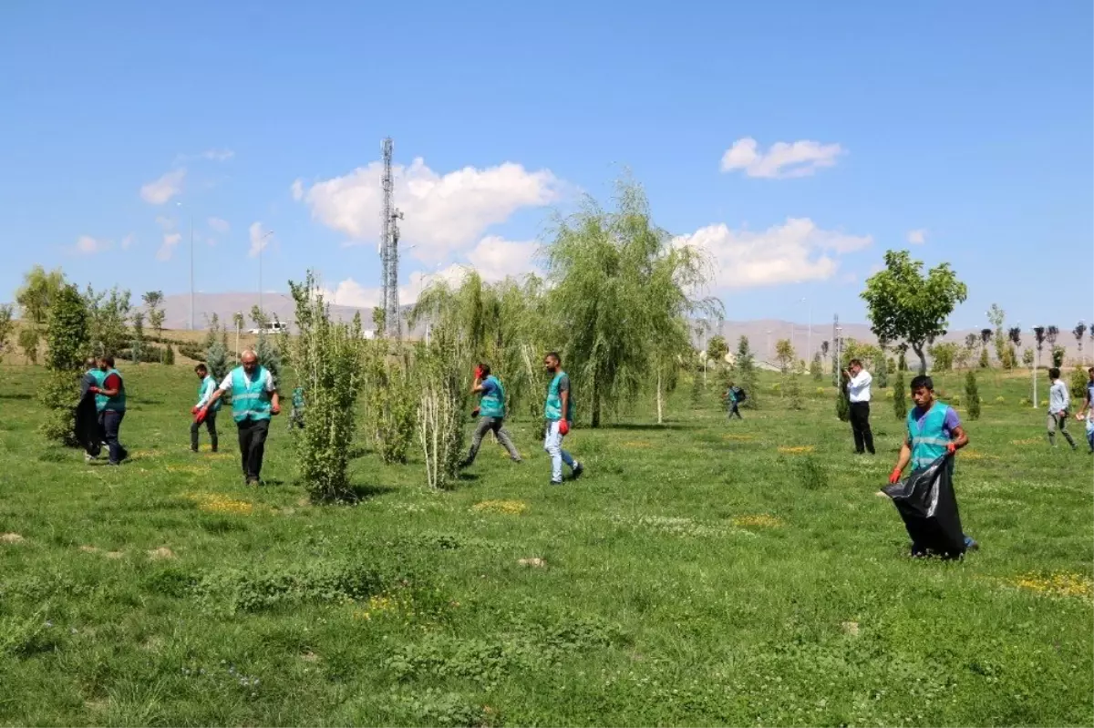 Yükümlüller kentsel dönüşüm alanında temizlik yaptı