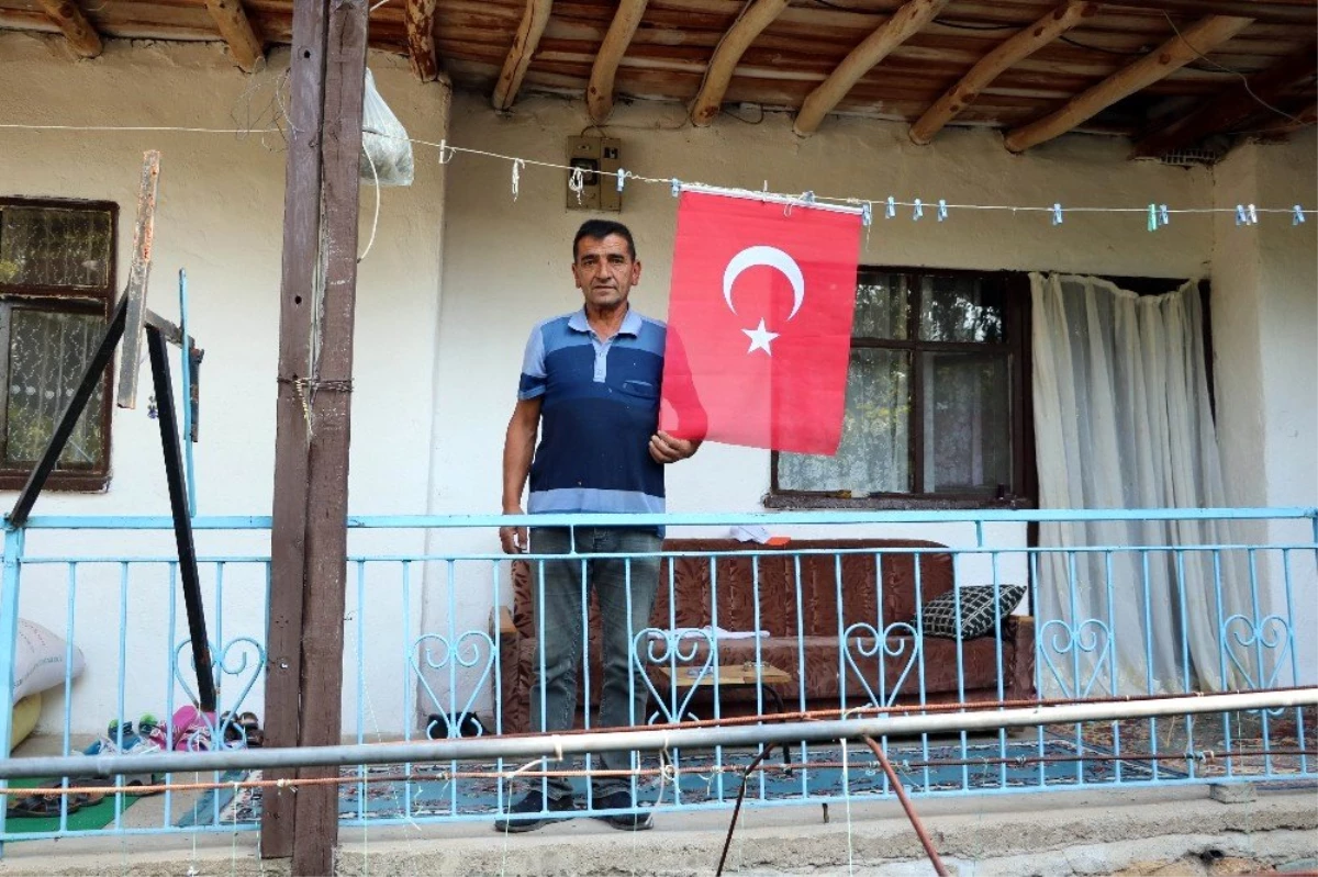 30 Ağustos\'ta köylerini Türk bayraklarıyla donattılar