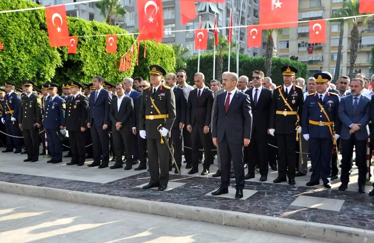 Adana\'da Atatürk Parkı\'ndaki tören