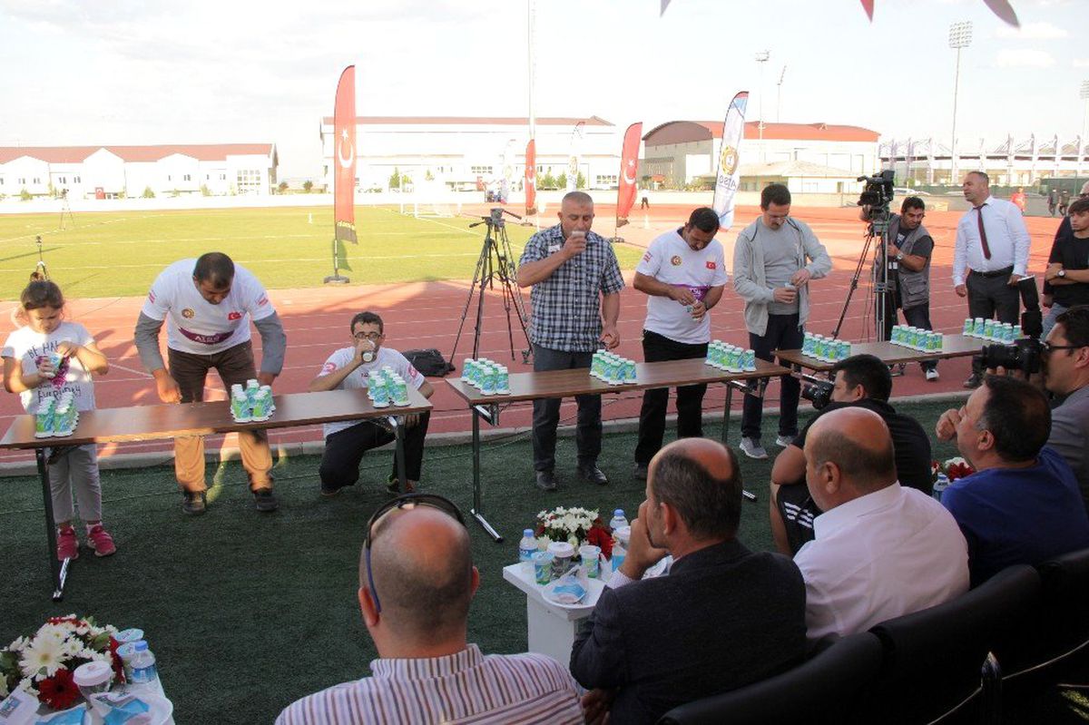Afyonkarahisar\'da kamu çalışanları ile STK Temsilcileri halat çekme yarışı yaptı
