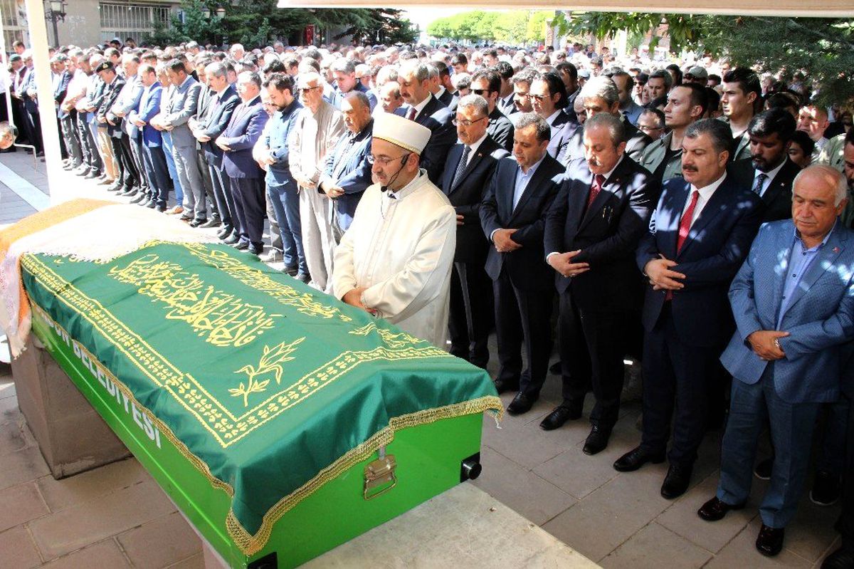 AYM Başkanı Arslan\'ın annesi son yolculuğuna uğurlandı