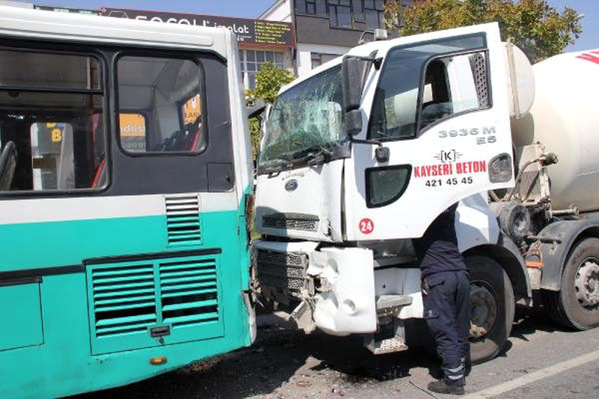 Beton mikseri, halk otobüsüne çarptı: 9 yaralı