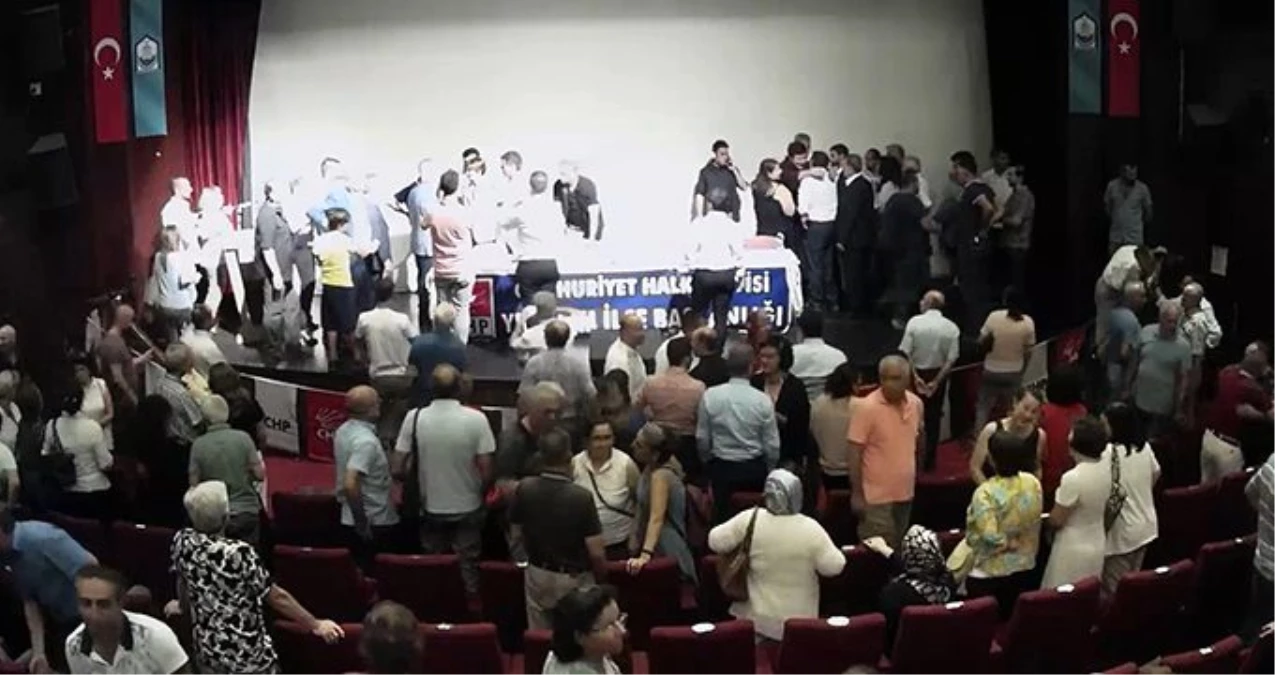 CHP toplantısında kavga çıktı: Yumruklar, hakaretler, mikrofonlar havada uçuştu