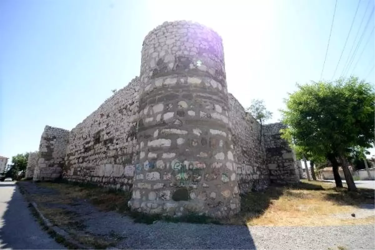 Çorum kalesi\'nde kaya düşmesine tel örgülü önlem