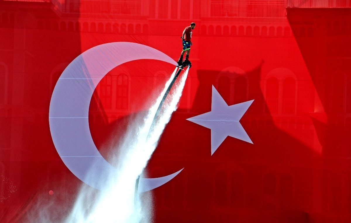 Dev havuzda aynı anda havalanan 10 flyboard ile 30 Ağustos gösterisi