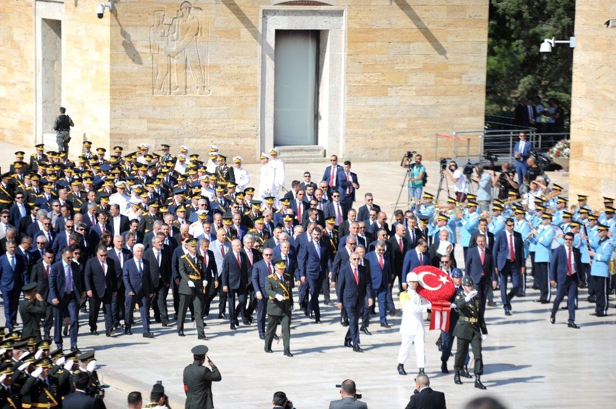 Devlet erkanı Büyük Zafer\'in 97. yıl dönümünde Anıtkabir\'de