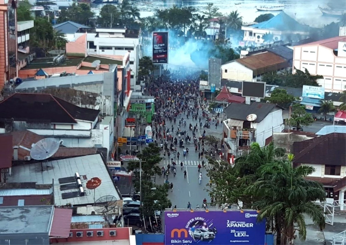 Endonezya\'da göstericiler binaları ateşe verdi