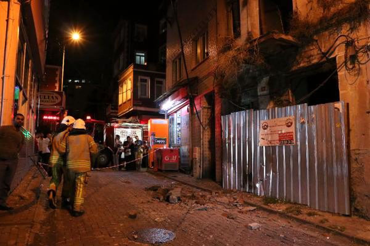 Fatih\'te metruk binanın balkonu çöktü