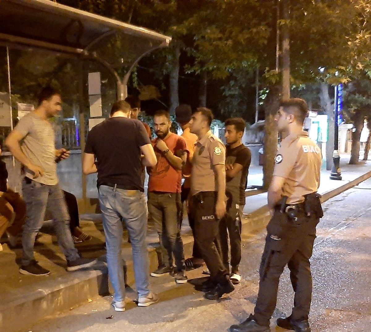 Genç kadının çantasını zorla alıp kaçtılar
