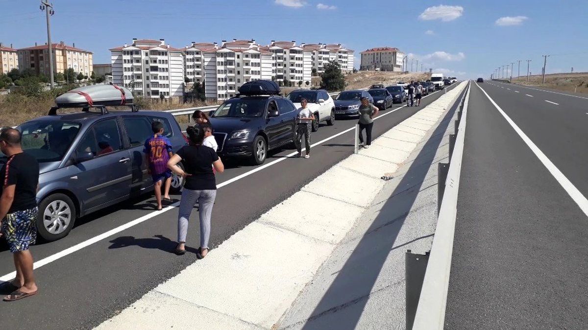 İpsala Sınır Kapısı\'na uzanan kuyruk 8 kilometreyi geçti