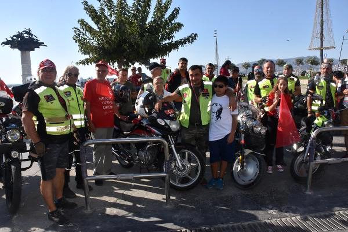 İzmirli motosikletçilerden zafer bayramı korteji
