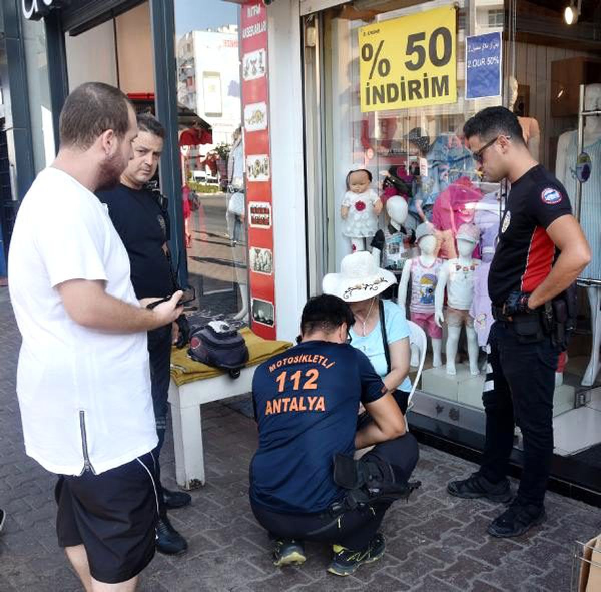 Kaldırımda yürürken binadan ayağına pazar arabası düştü