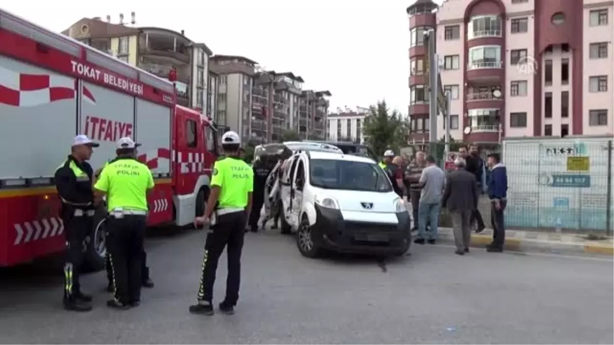 Kamyonetin altında kalan anne öldü, kızı ağır yaralandı