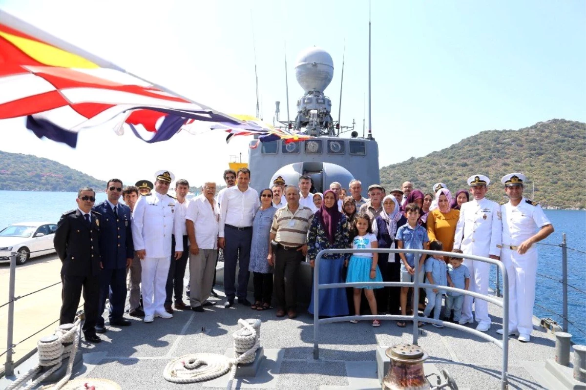 Kaş\'ta askeri gemi ziyarete açıldı