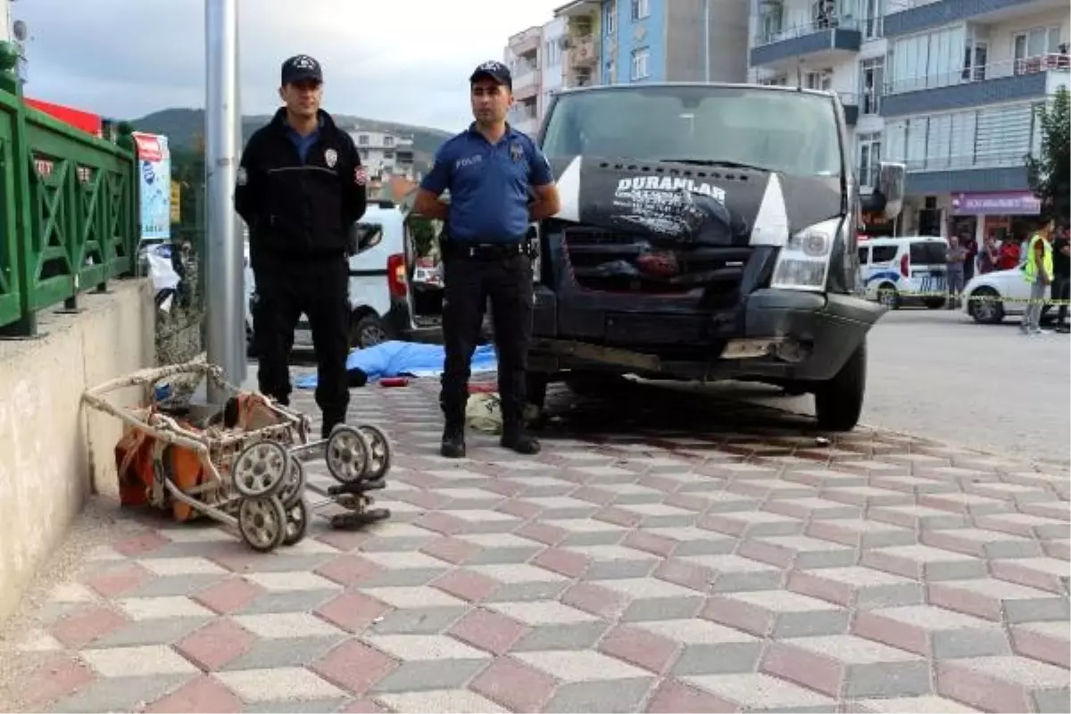 Kazada savrulan araç, anne ve kızının üzerine devrildi: 1 ölü, 7 yaralı