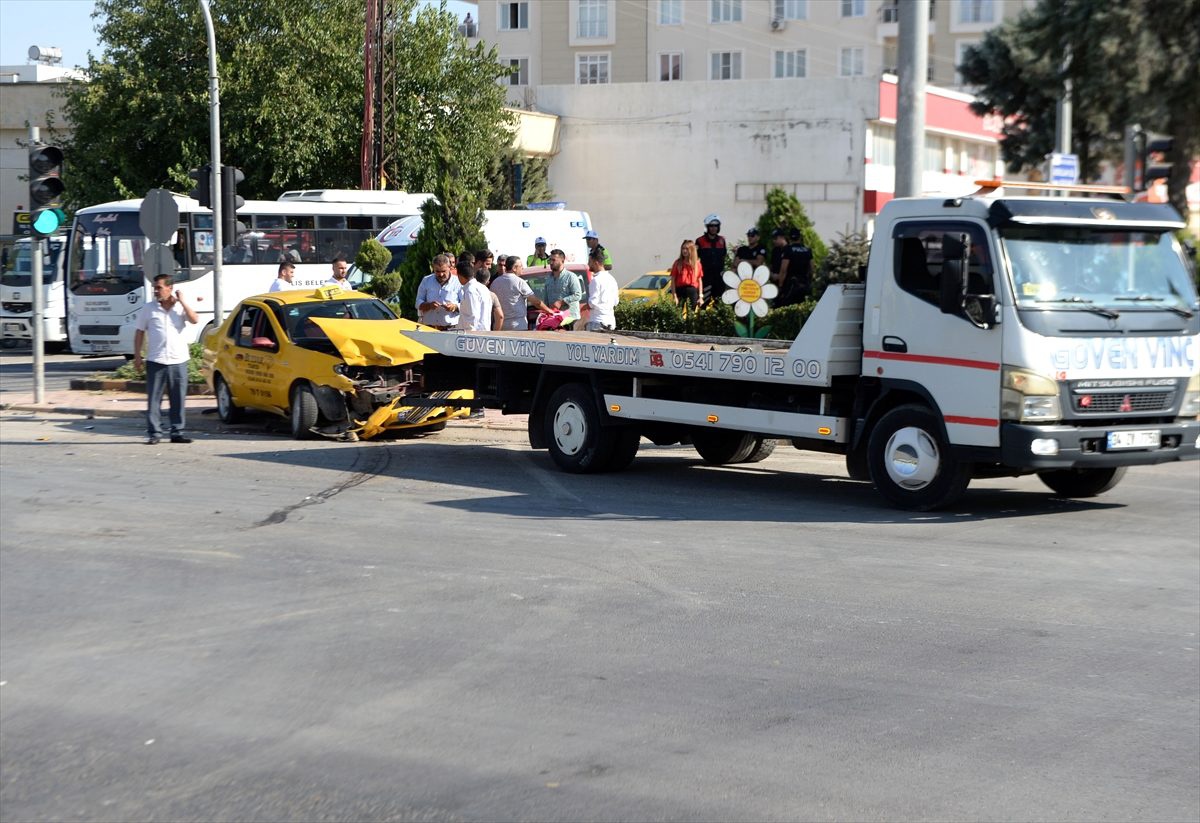 Kilis\'te taksi otomobil ile çarpıştı: 5 yaralı