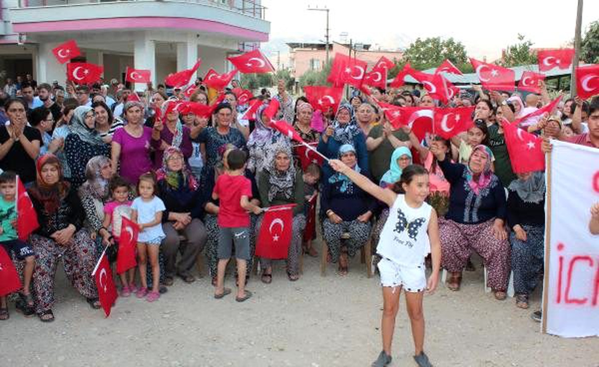 Mahalle sakinleri bozulan yolların onarılması için yürüyüş yaptı