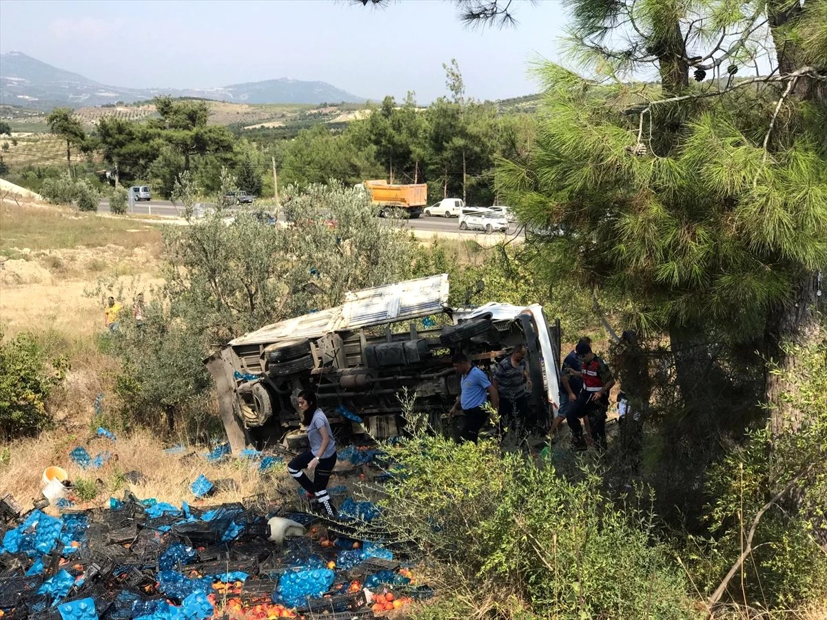 Mersin\'de şeftali yüklü kamyonet devrildi: 2 ölü, 10 yaralı