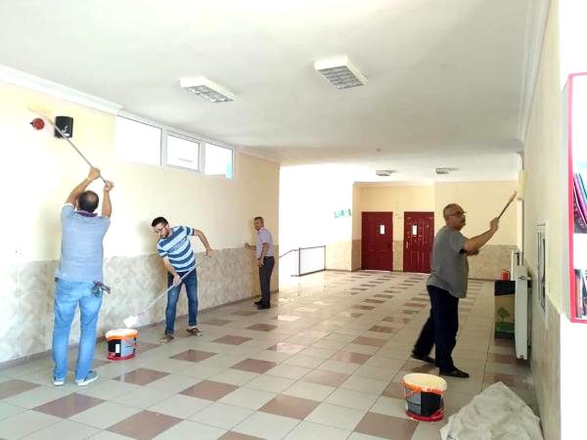 Müdür ve öğretmenler, okulu boyadı