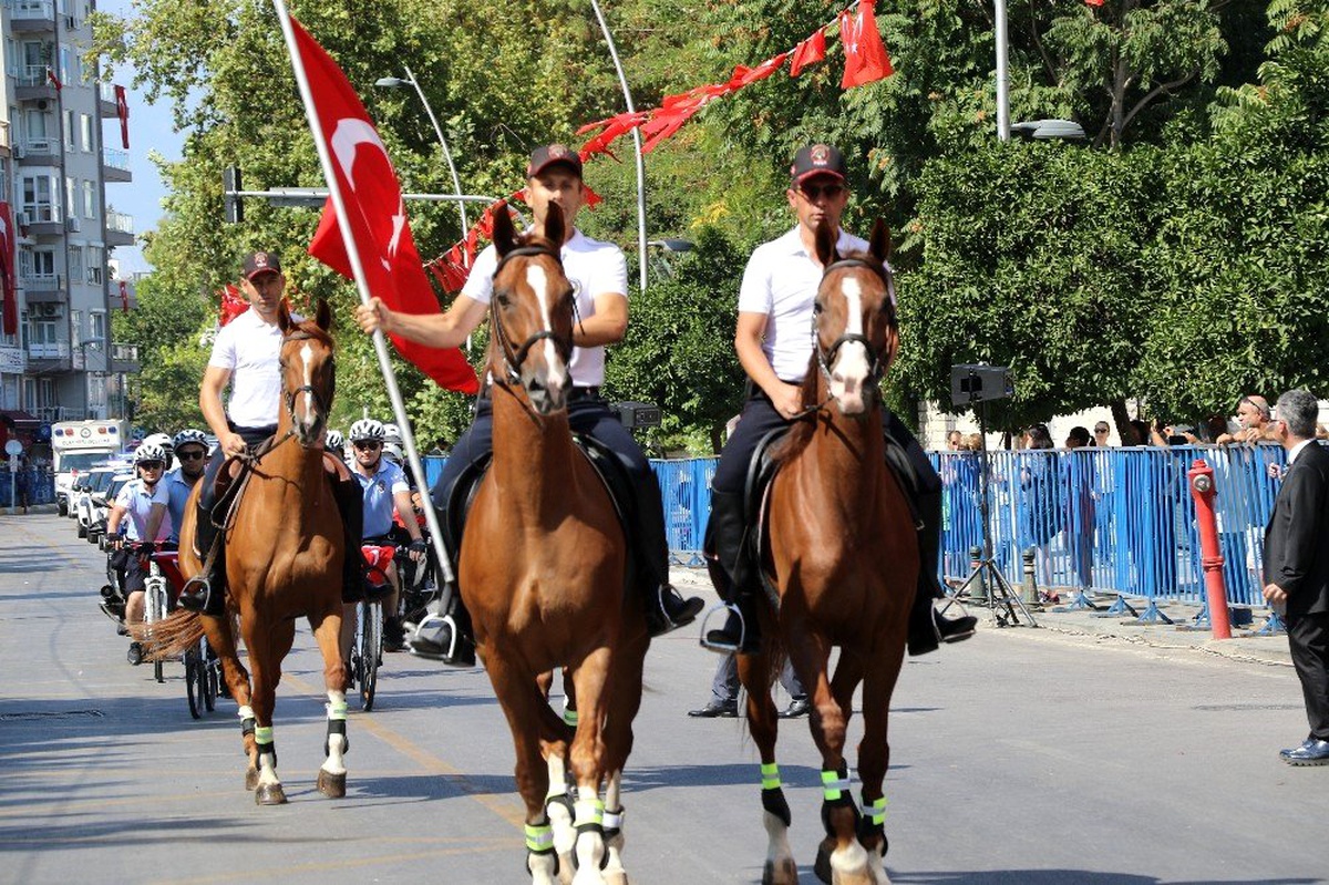 Polisi, askeri, jandarması, gazisi ve şehit yakınları 30 Ağustos için yürüdü