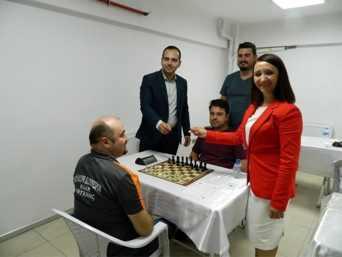 Satranç turnuvası başladı, ilçe panayır alanına döndü