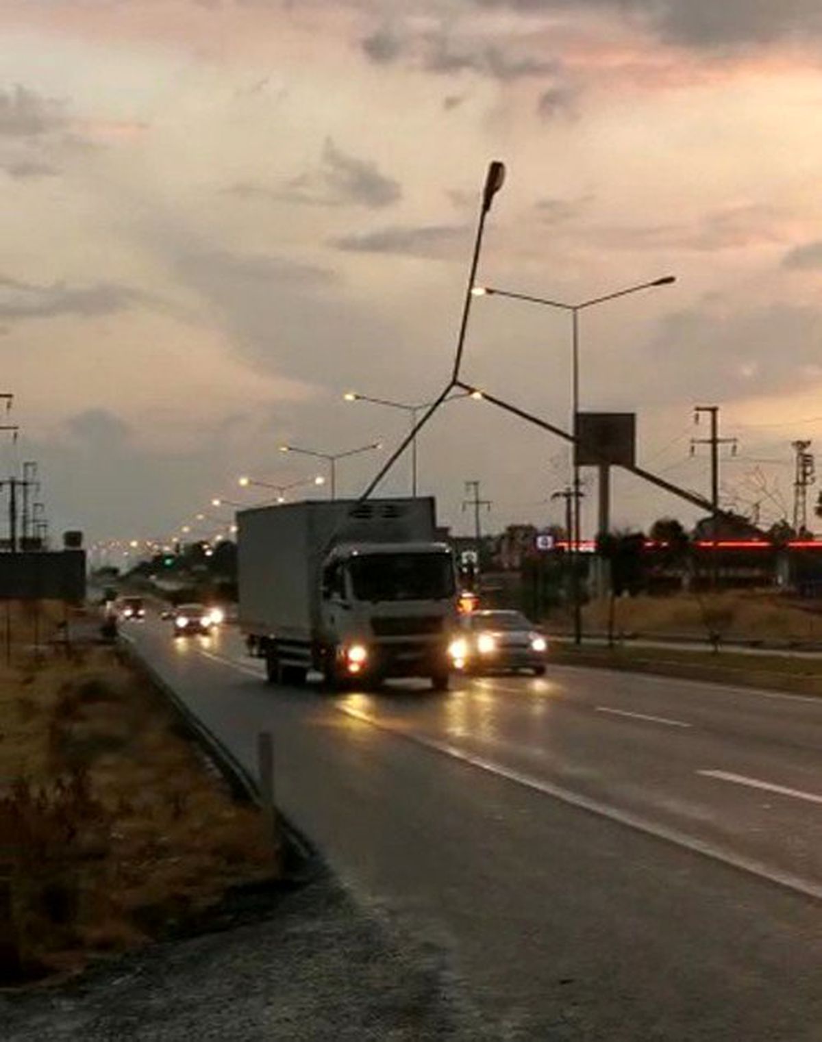Şiddetli rüzgar elektrik direğini devirdi