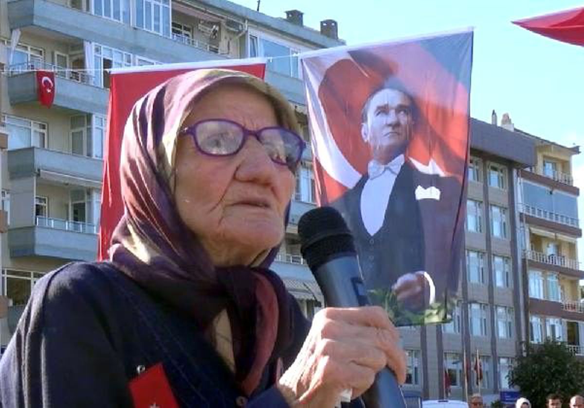 Silivri\'deki 30 ağustos törenine  \'şeker nine\' damgasını vurdu