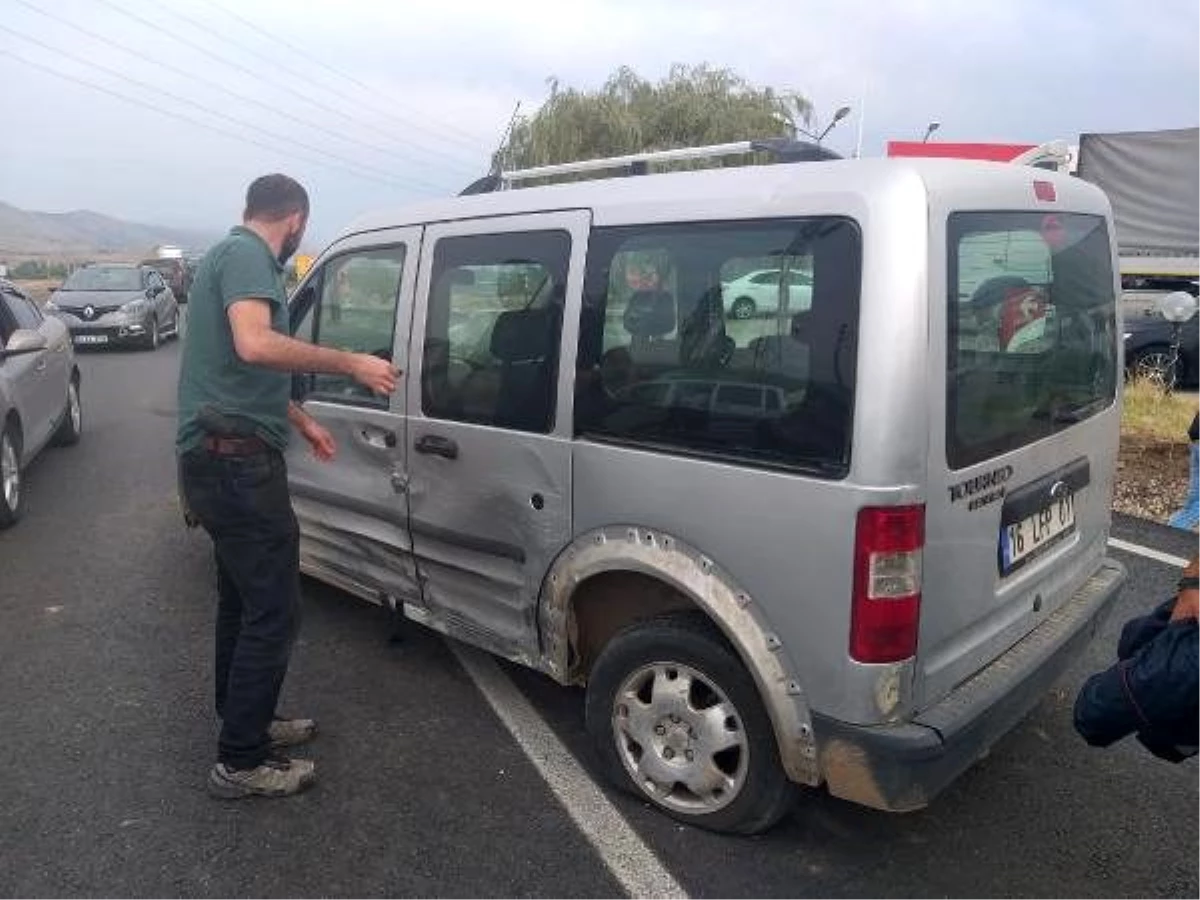 Sivas\'ta iki hafif ticari araç çarpıştı: 9 yaralı