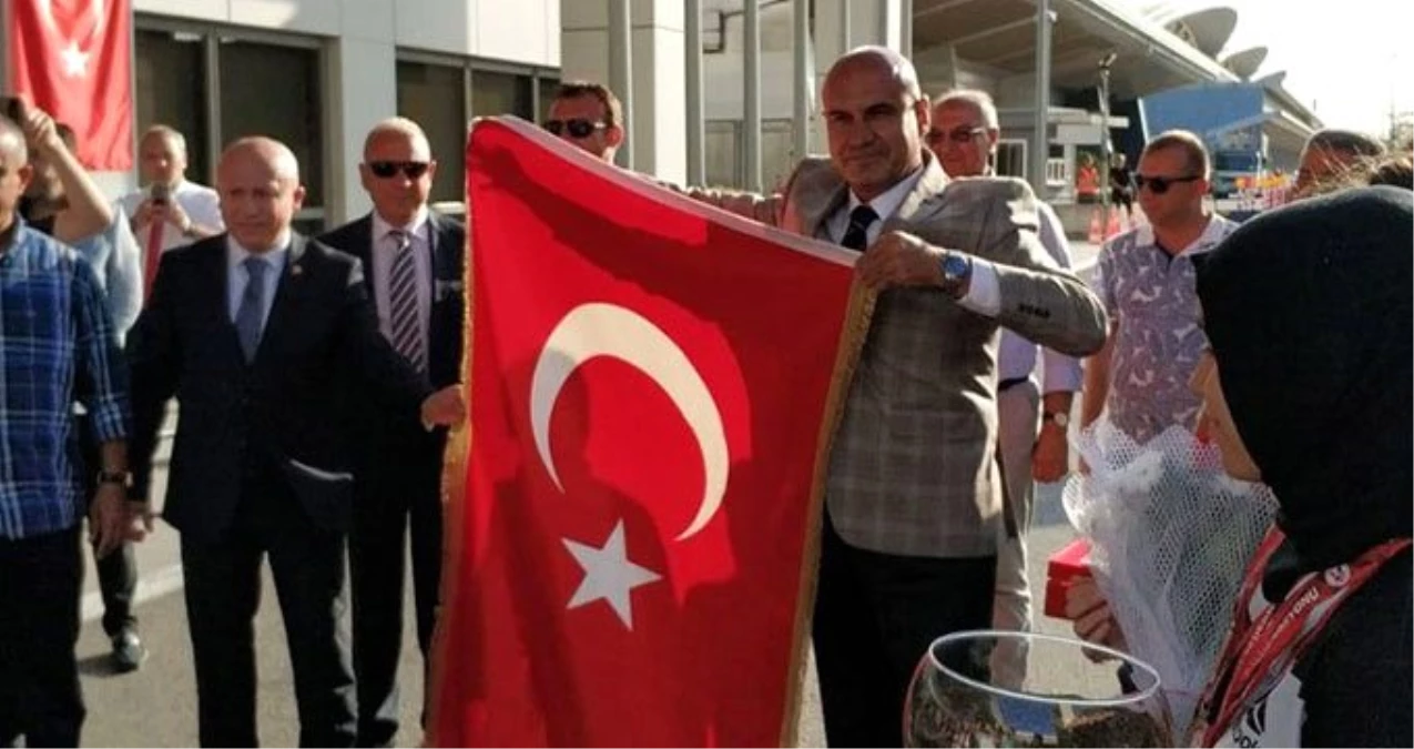Ergenekon davasında beraat eden Dr. Turhan Çömez, 12 yıl sonra Türkiye\'ye döndü