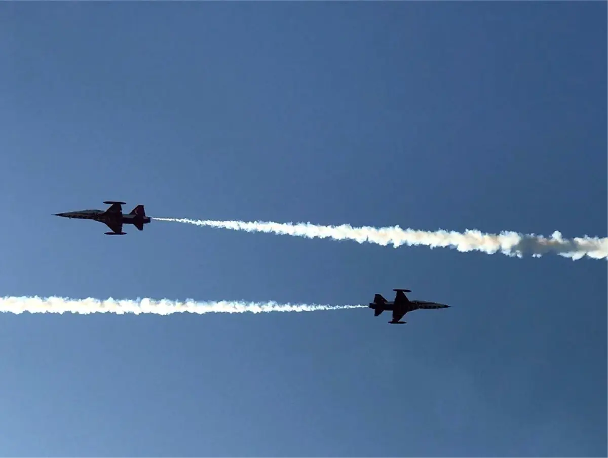 Türk Yıldızları\'ndan nefes kesen gösteri