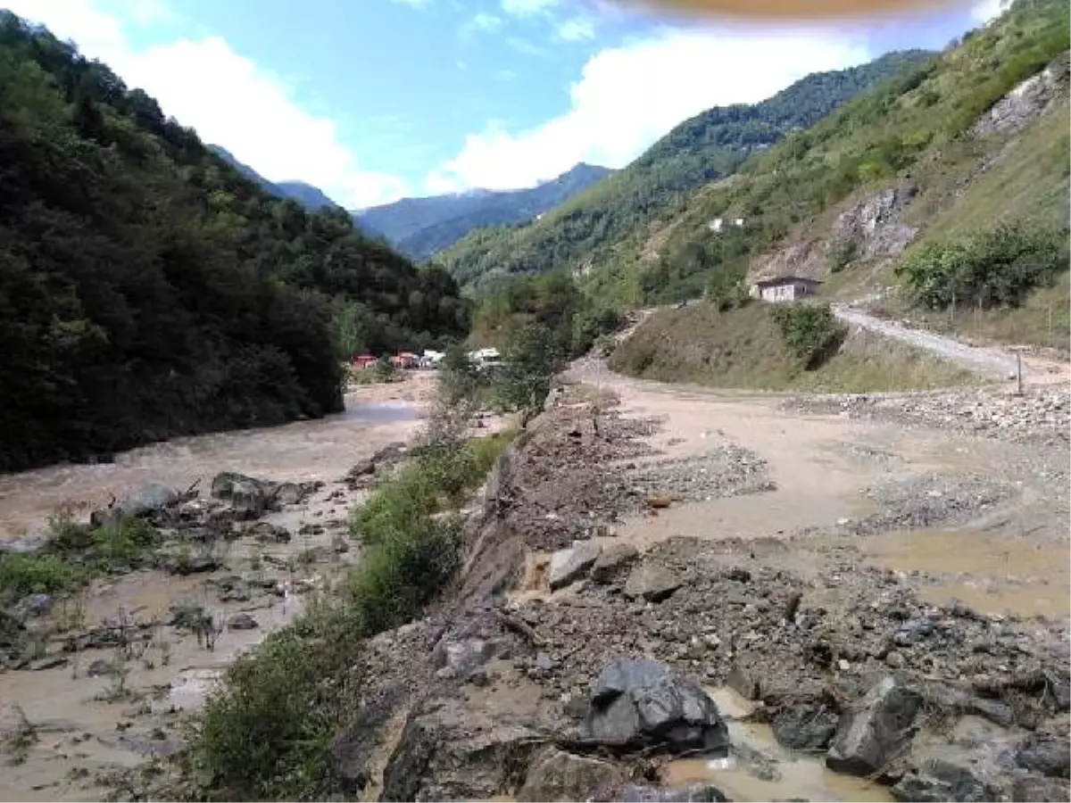 Araklı\'da sağanak heyelan ve taşkına yol açtı; yol kapandı