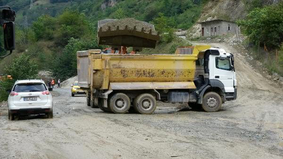 Araklı\'da sağanak heyelan ve taşkına yol açtı; yol kapandı (2)