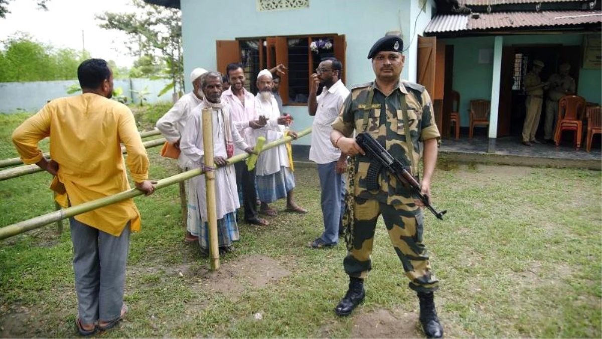 Assam\'da Müslümanları hedef alan yasa dışı göçmen krizi: 2 milyon vatandaşlık listesinden çıkarıldı