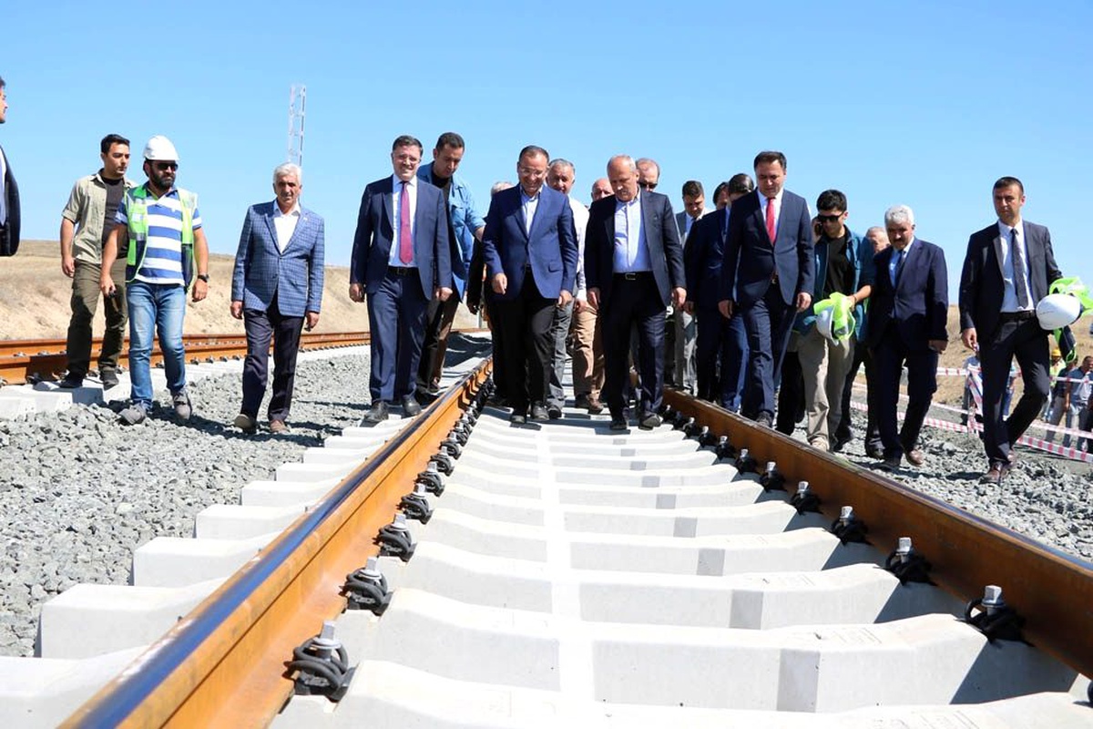 Bakan Turhan Hızlı Tren Proje çalışmalarını yerinde inceledi