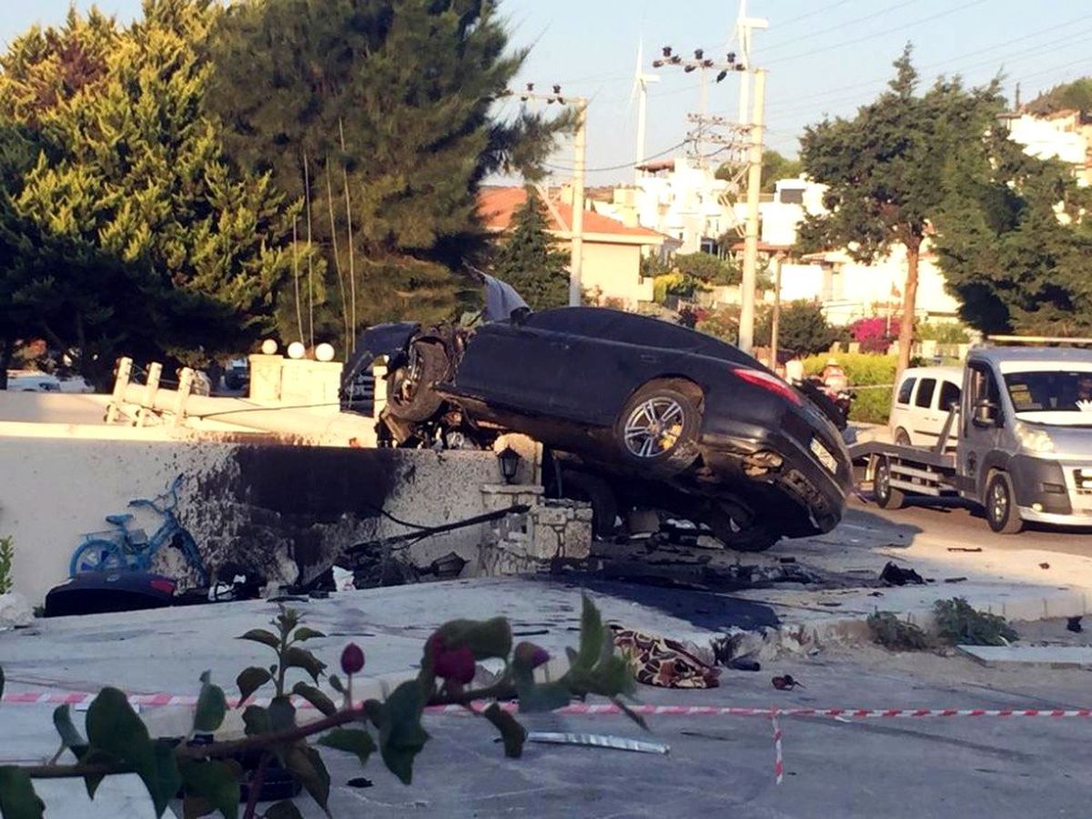 Çeşme\'deki kazada lüks aracın ibresi 220\'de kilitli kaldı