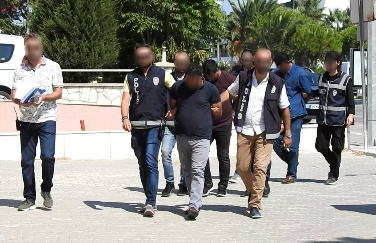 Çeşme polisi dolandırıcı zanlılarını suçüstü yakaladı