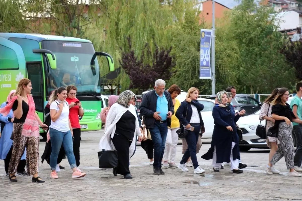 Erzurum İstanbul Dernekler Federasyonu Kadın Kolları köy çocuklarını sevindirdiler