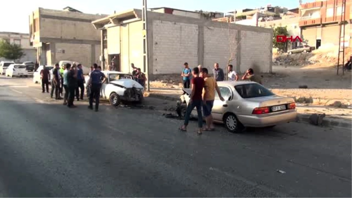 Gaziantep\'te iki otomobil çarpıştı: 4 yaralı