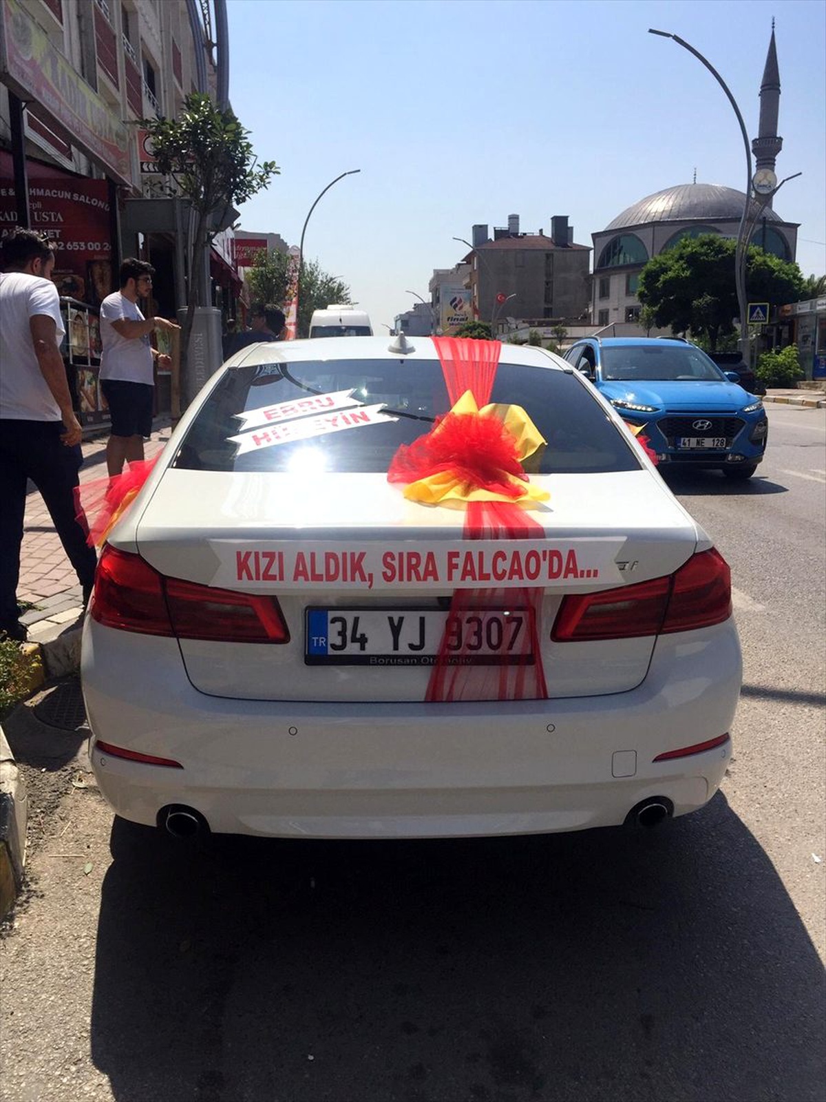 Gelin arabasına "Gelini aldık sıra Falcao\'da" yazısı yazdı