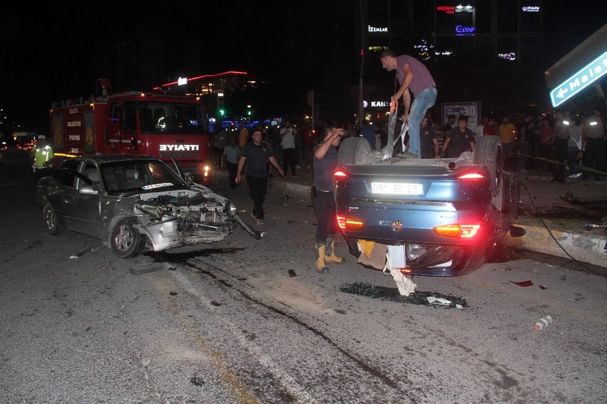İki otomobil çarpıştı, biri takla attı: 3 yaralı