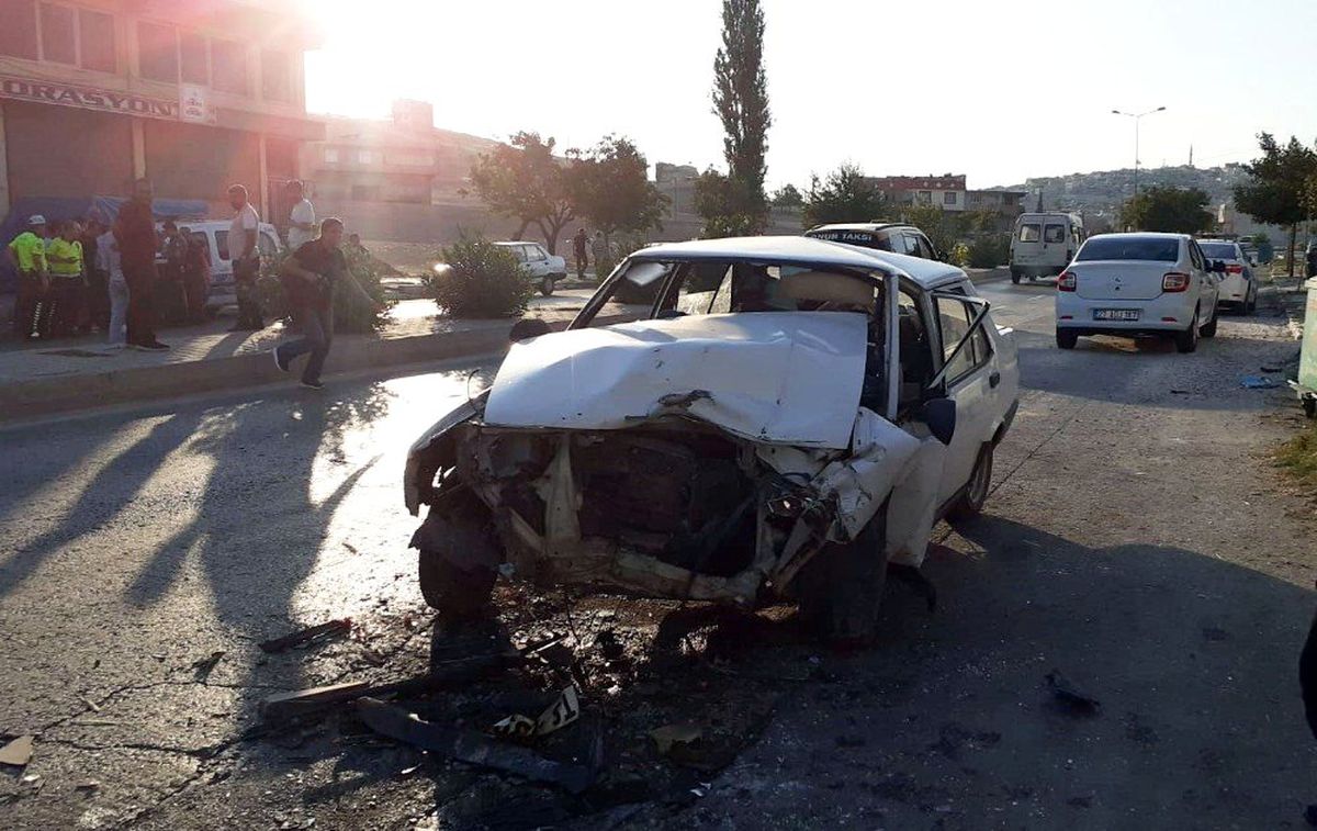 İki otomobil kafa kafaya çarpıştı: 4 yaralı
