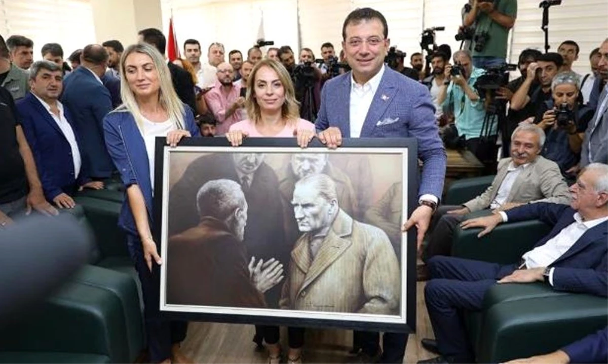 İmamoğlu, görevden alınan HDP\'li belediye başkanına, kayyumun İBB\'den indirdiği Atatürk portresini hediye etti