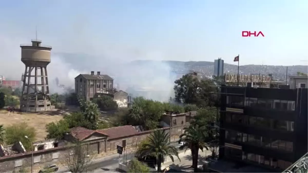 İzmir kullanılmayan fabrika bahçesinde ot yangını