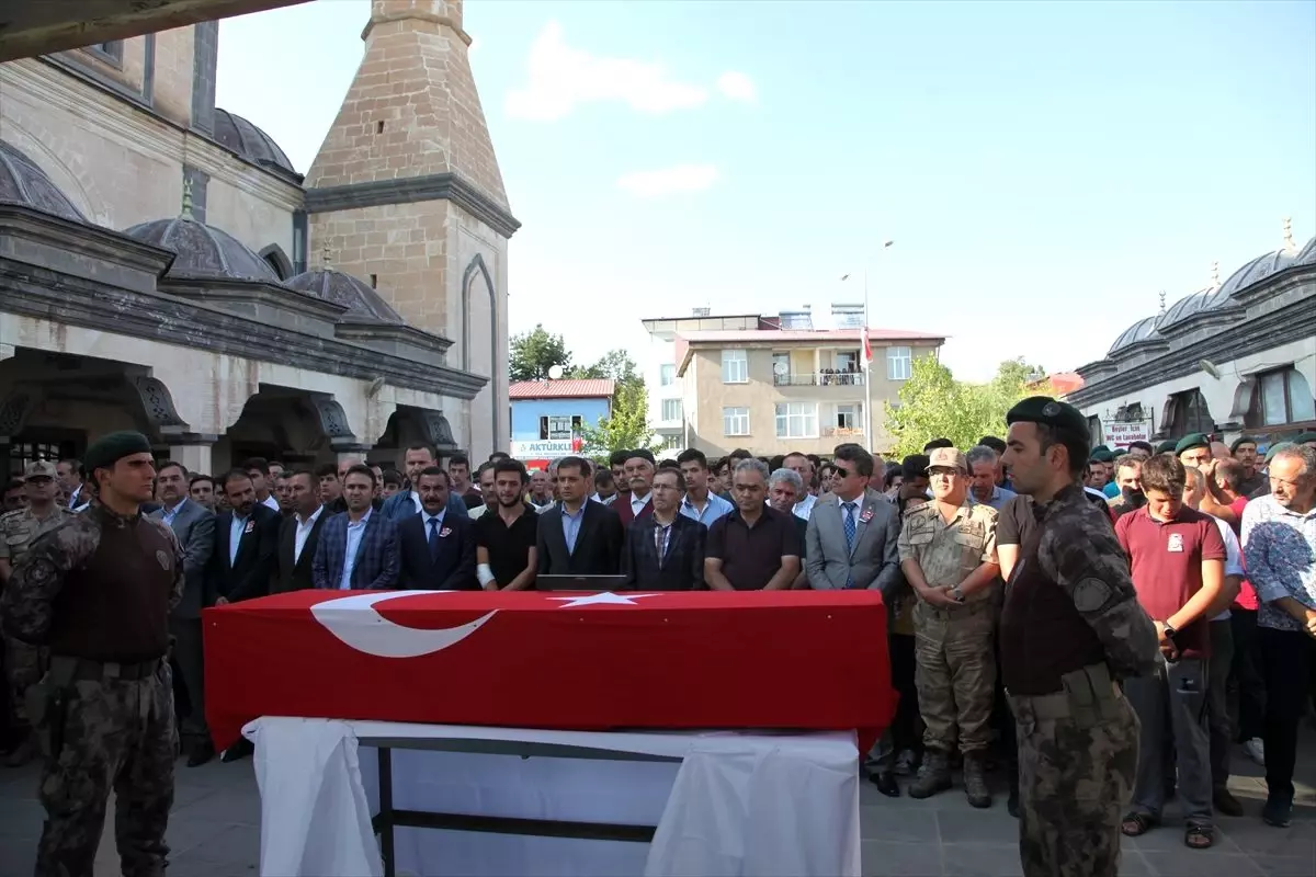 Kazada hayatını kaybeden özel harekat polisi son yolculuğuna uğurlandı