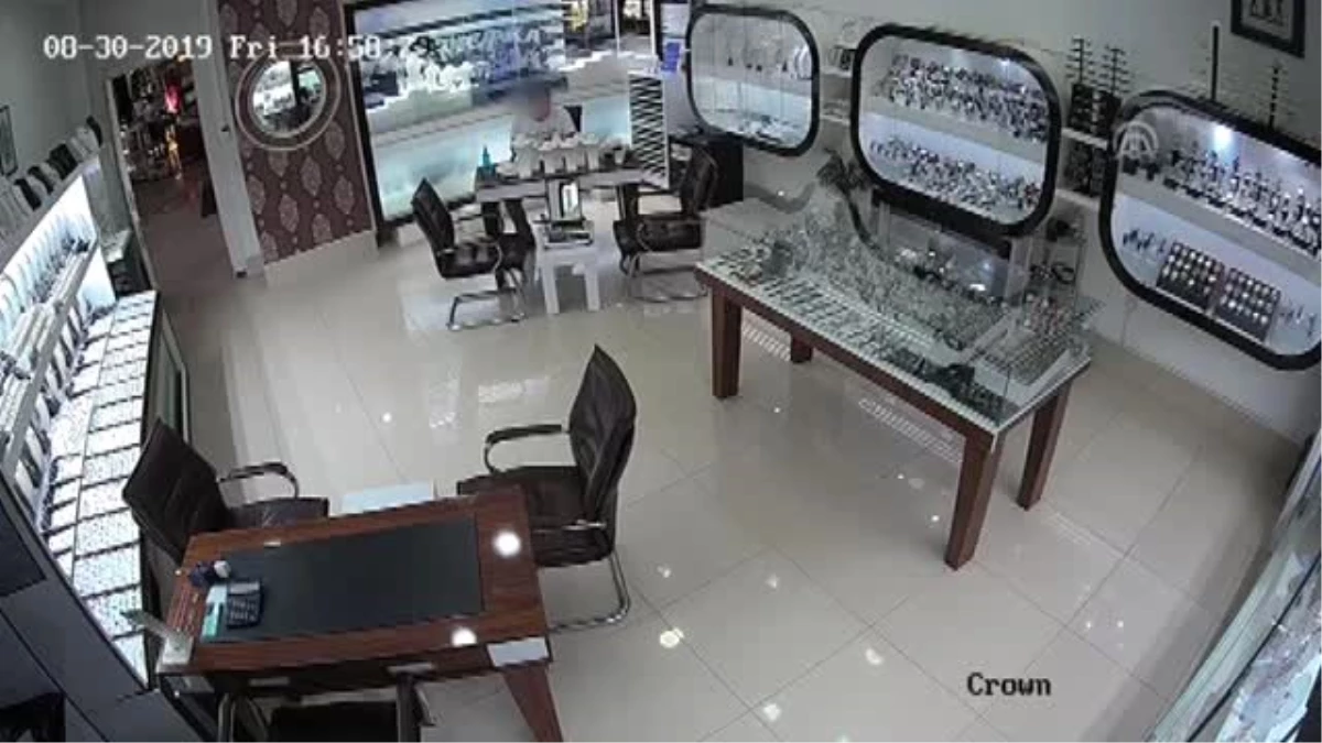 Kuyumcudan hırsızlık iş yerinin güvenlik kamerasında