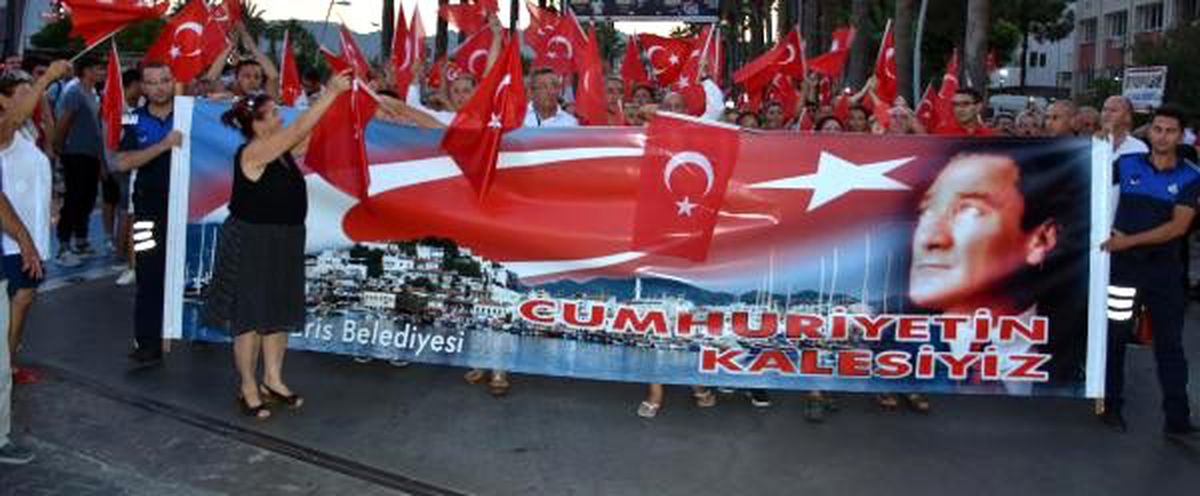 Marmaris\'te 10 bin kişi zafer yürüyüşü yaptı