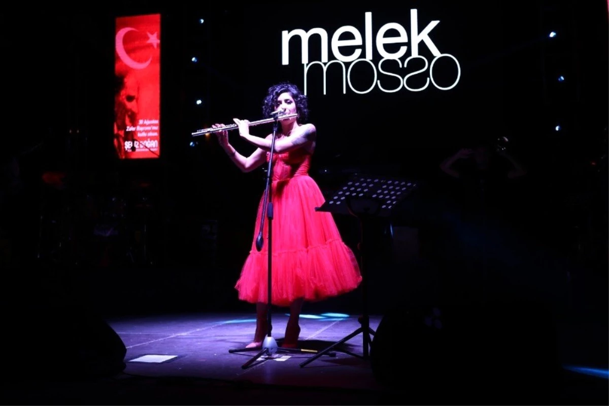 Melek Mosso Denizli\'yi salladı