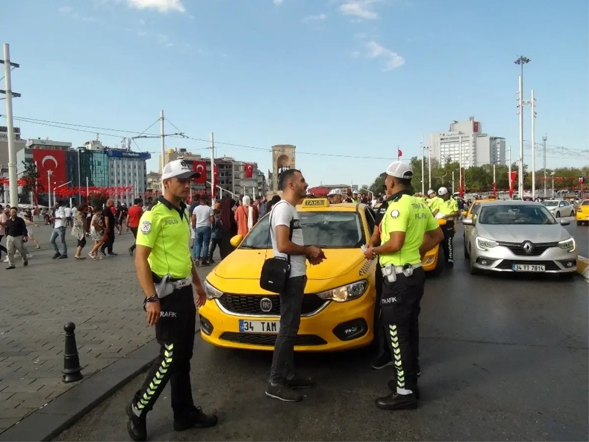 (Özel) Taksim Meydanı\'nda taksicilere uygulama