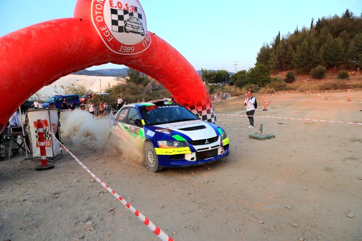 Pamukkale Rallisi tozu dumana kattı