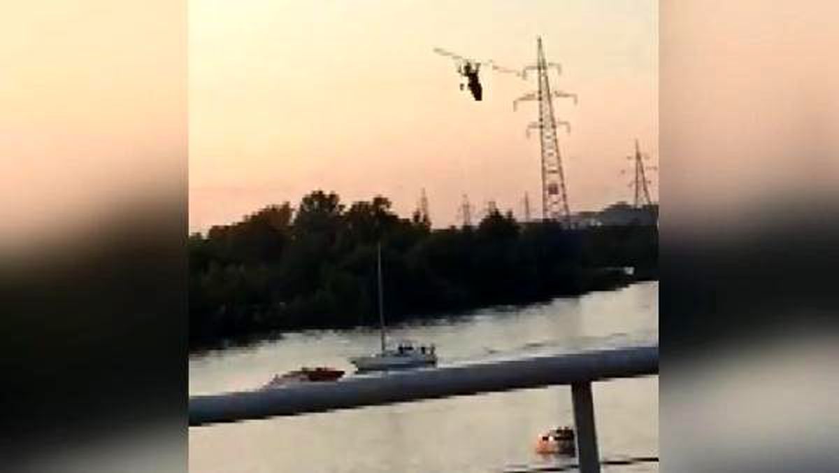 Rusya\'da elektrik hattına takılan helikopter nehre düştü